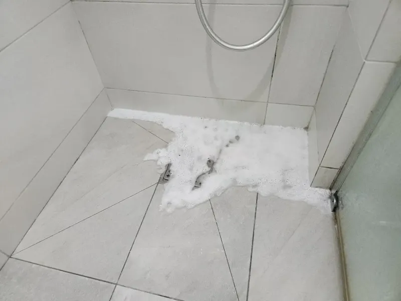 기장 배수구에서 거품 섞인 물이 올라온 샤워실 바닥